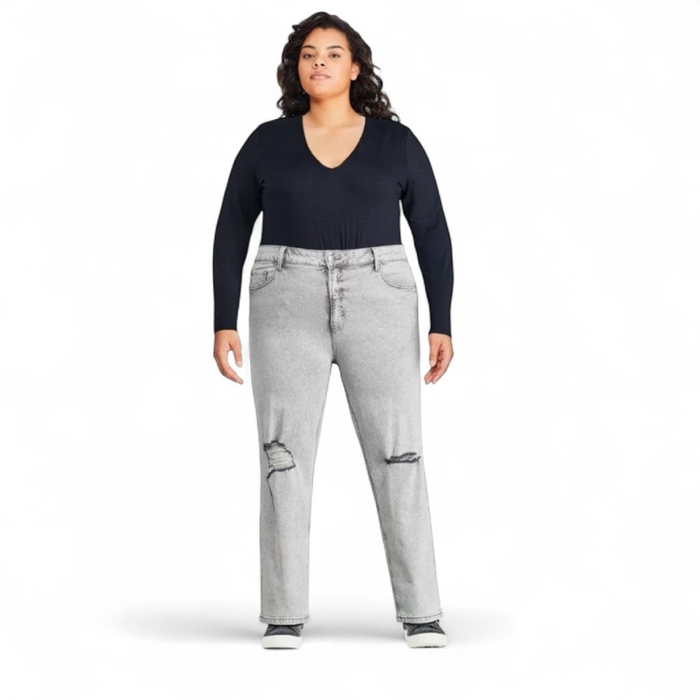150. George Plus NWT Light Wash Distressed Jeans